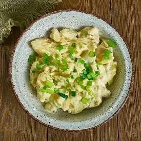 Sosuyla İddialı Bir Klasik: Hardallı Patates Salatası Tarifi